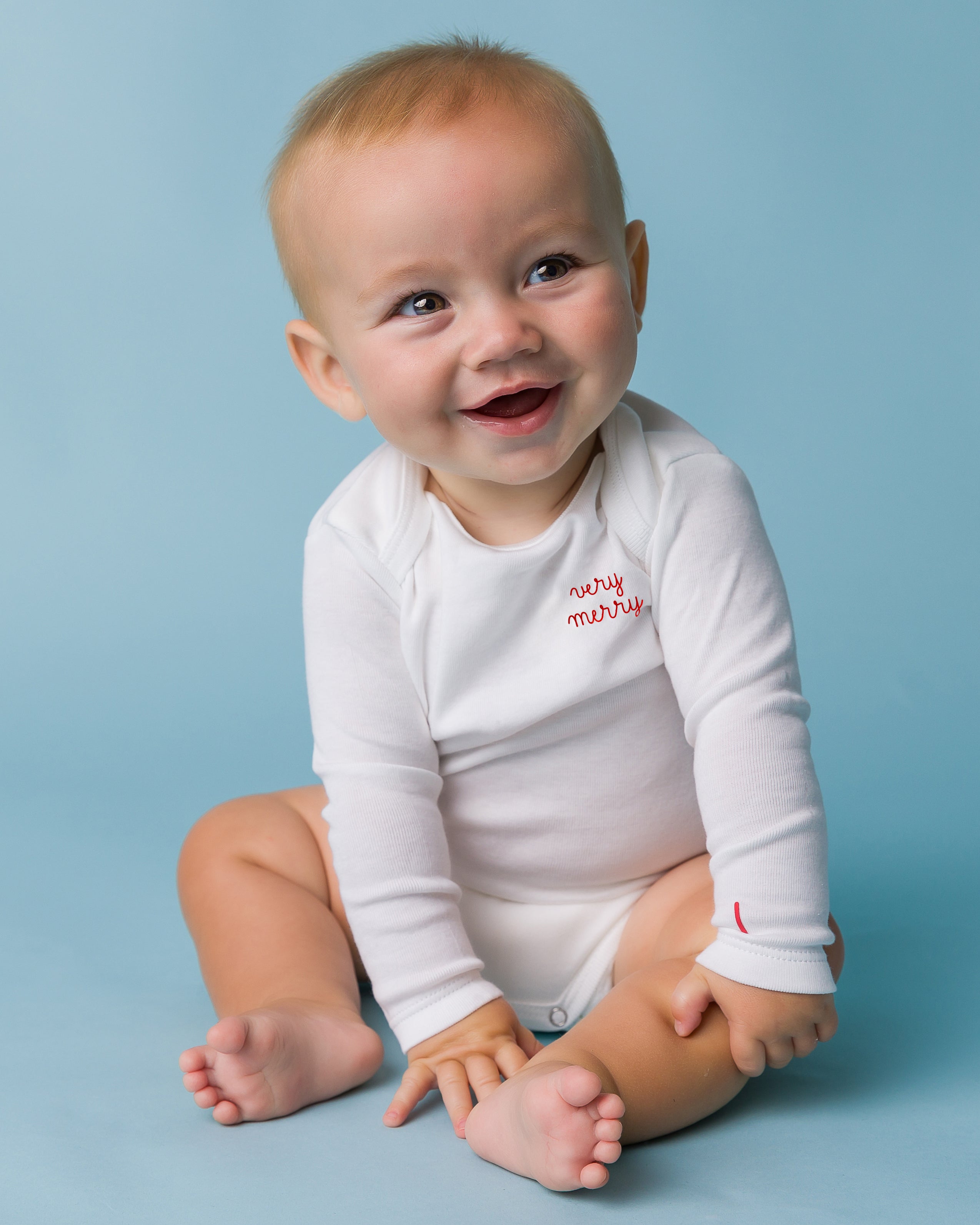 The Organic Embroidered Long Sleeve Onesie Holiday [White Very Merry]