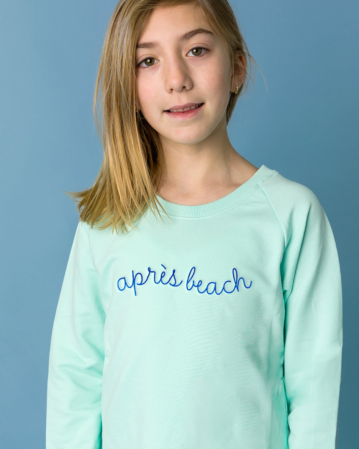 The Organic Embroidered Pullover Sweatshirt [Aqua Apres Beach]